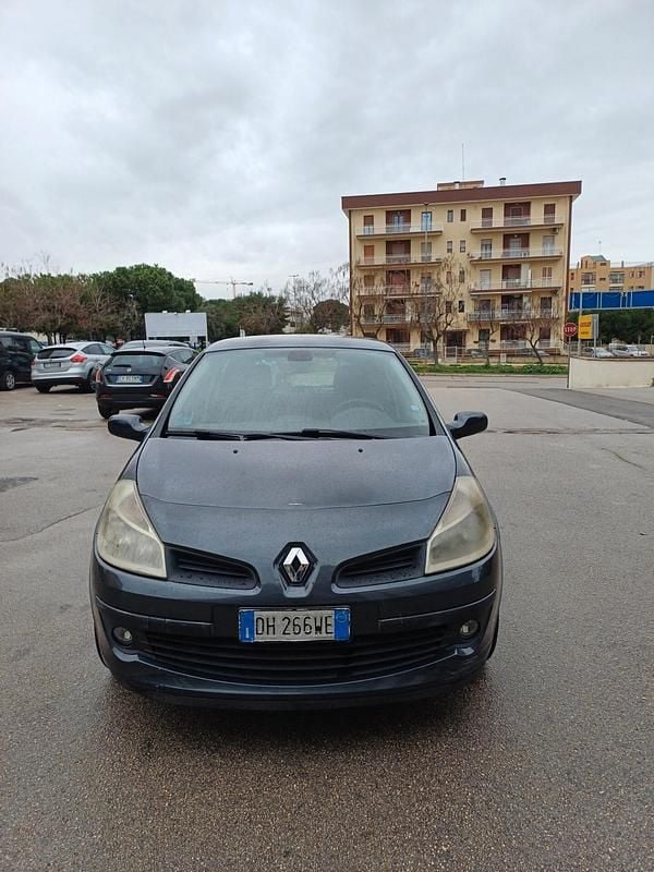 Grigio Usata 2007 Renault Clio II Berlina | 2000 € (Buon prezzo) - Immagine 1/4