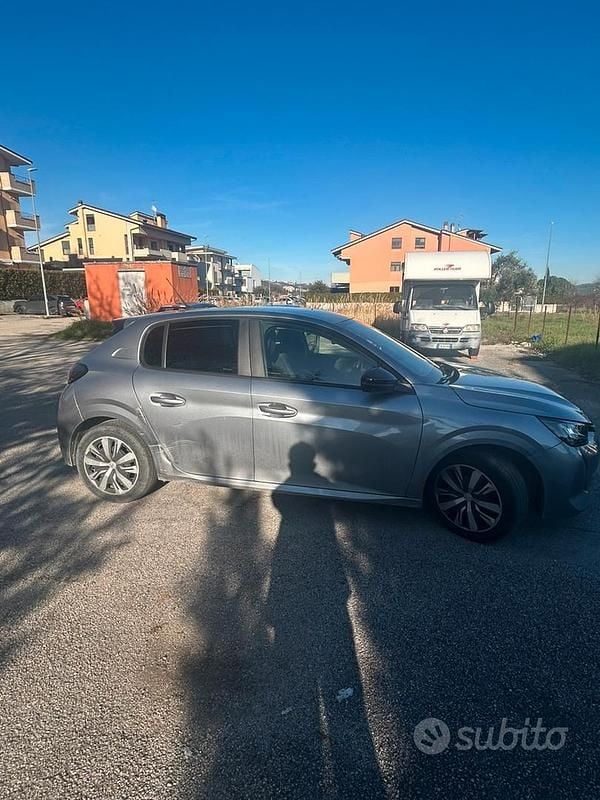Usata Peugeot 208 Active 101 CV (74 kW) 2023 Grigio Utilitaria