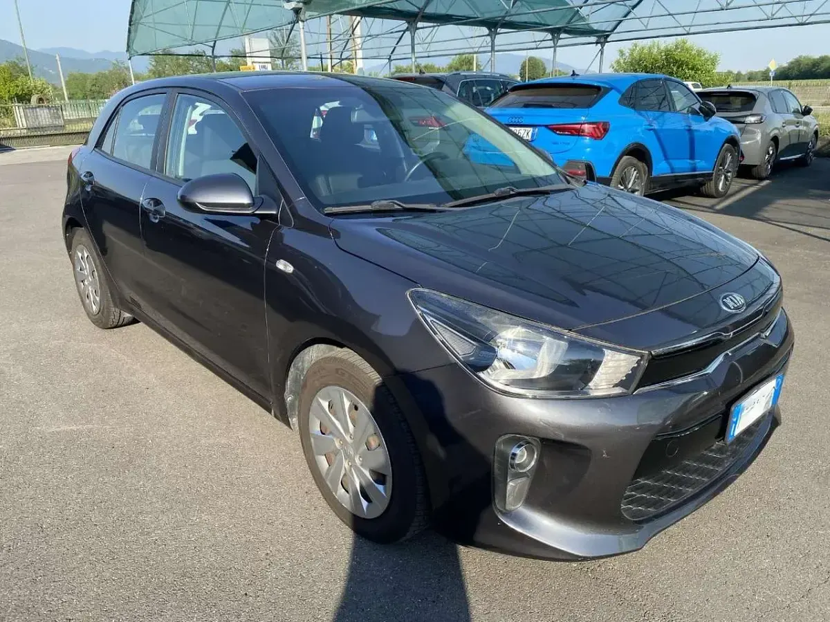 Usata Kia Rio Active 84 CV (61 kW) 2017 Grigio Berlina