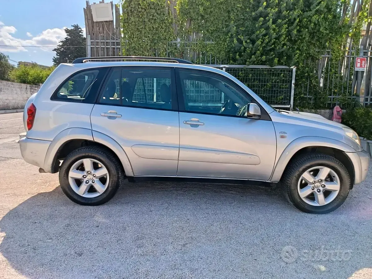 Usata Toyota RAV4 116 CV (85 kW) 2004 Grigio SUV