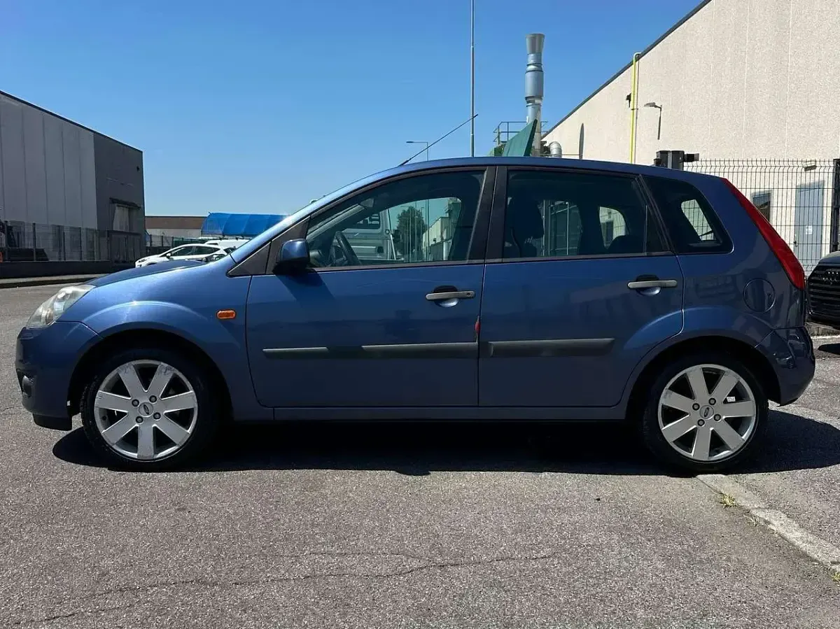 Usata Ford Fiesta Titanium 68 CV (50 kW) 2006 Blu Utilitaria