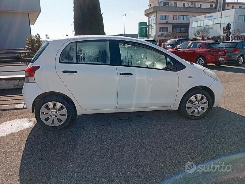 Usata Toyota Yaris 69 CV (50 kW) 2010 Bianco Utilitaria