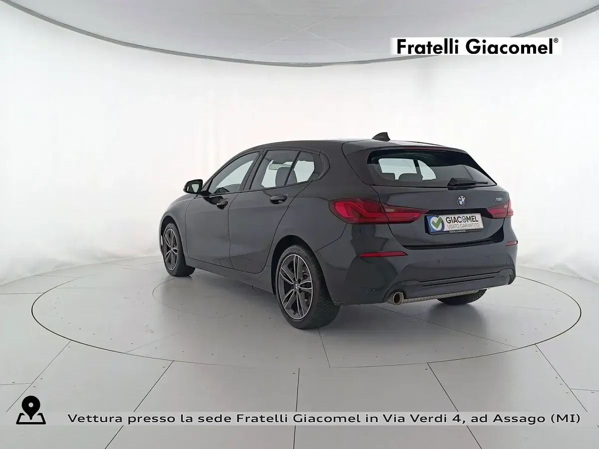 Begagnad BMW 118 Sport Line 140 HK (102 kW) 2020 Grå Halvkombi