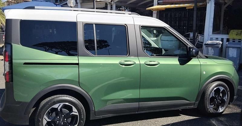 Usata Ford Tourneo Courier 125 CV (91 kW) 2024 Verde Monovolume