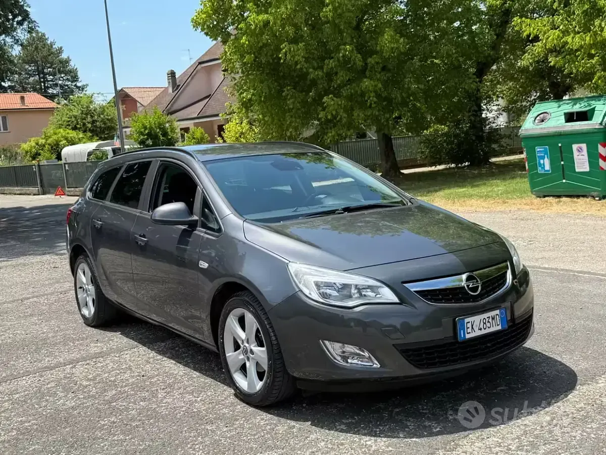Usata Opel Astra 140 CV (102 kW) 2012 Grigio Station wagon