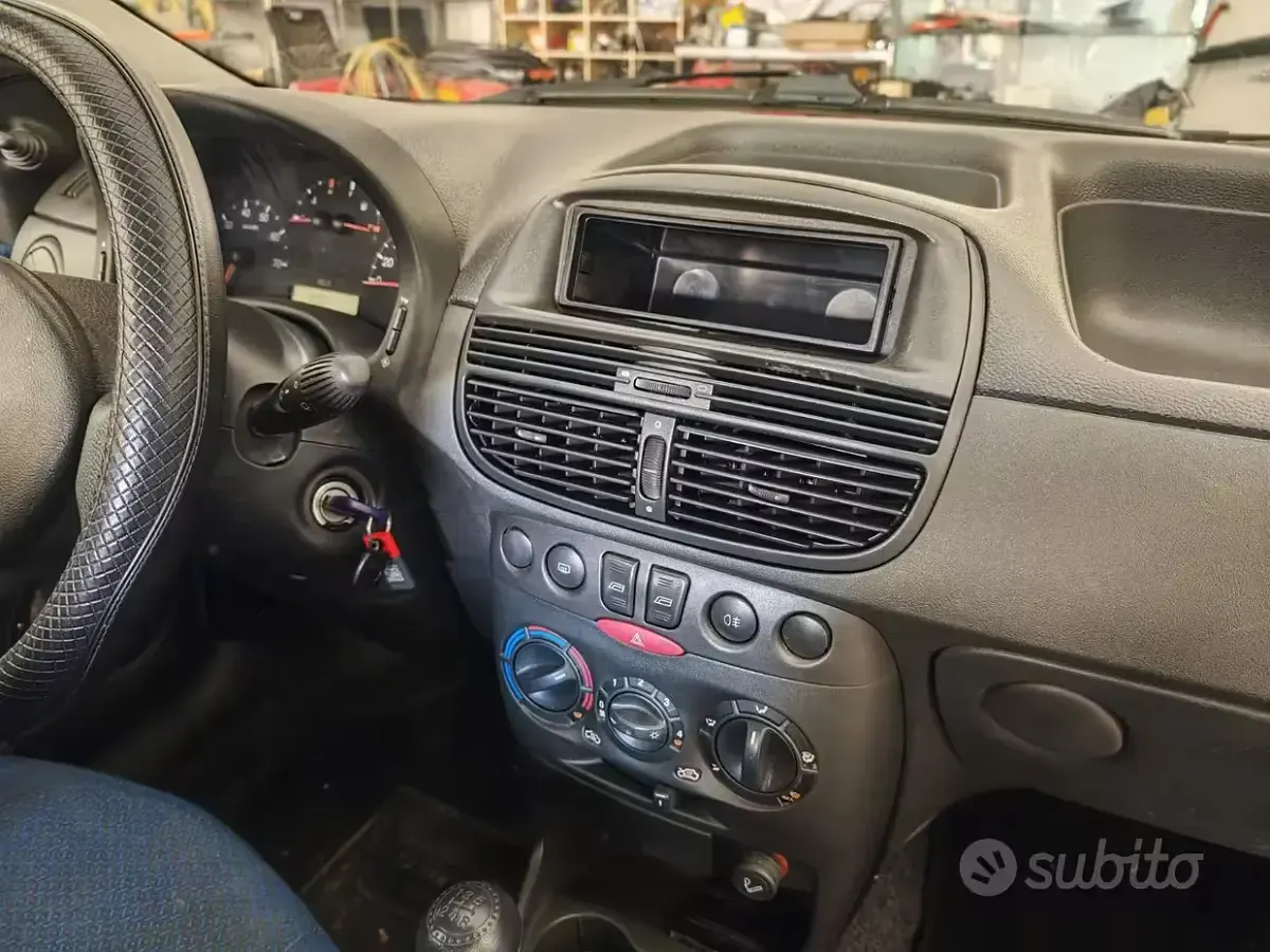Usata Fiat Punto 60 CV (44 kW) 2002 Bluazzurro Utilitaria