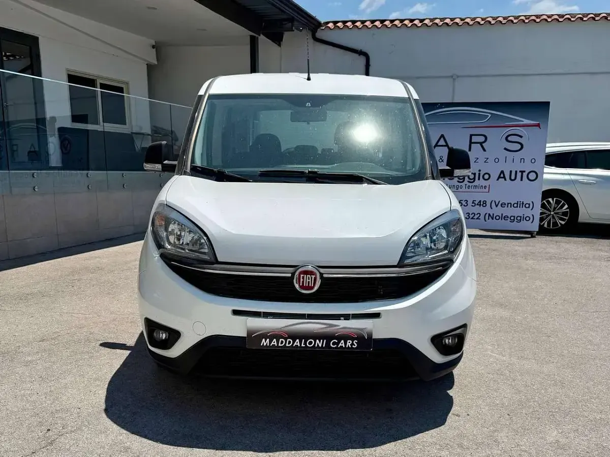 Usata Fiat Doblò Lounge 105 CV (77 kW) 2022 Bianco Monovolume