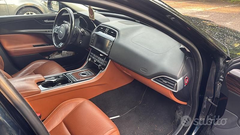 Usata Jaguar XE 200 CV (147 kW) 2016 Nero Berlina