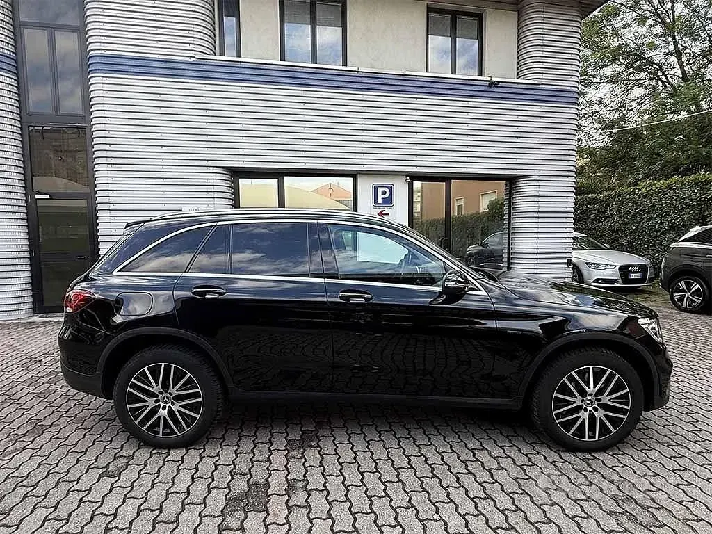 Usata Mercedes GLC300 194 CV (142 kW) 2021 Nero / metallizzato SUV