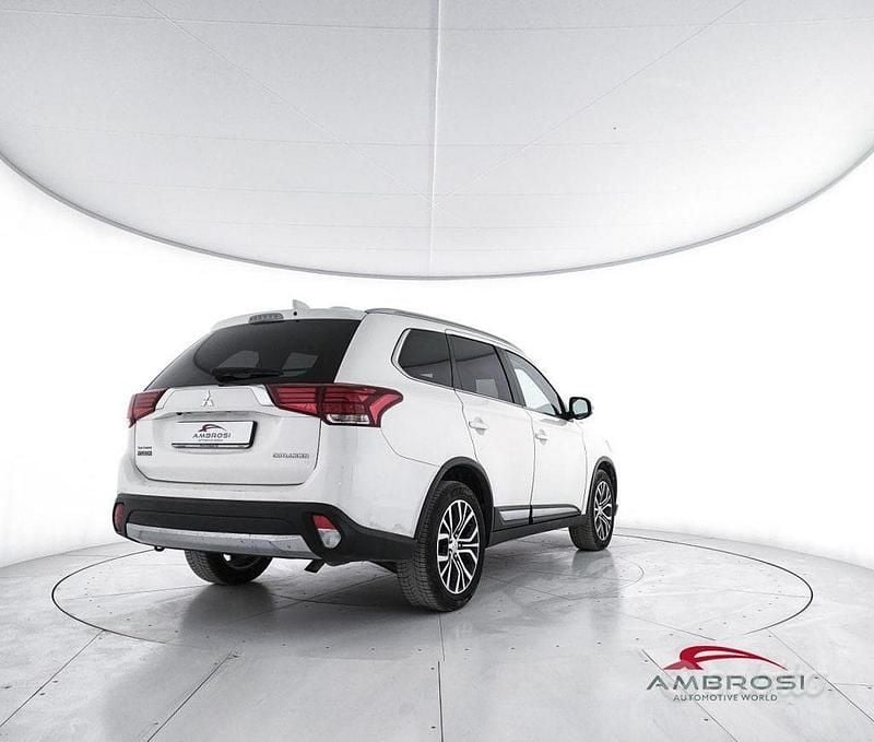 Usata Mitsubishi Outlander Instyle 149 CV (109 kW) 2019 Bianco SUV