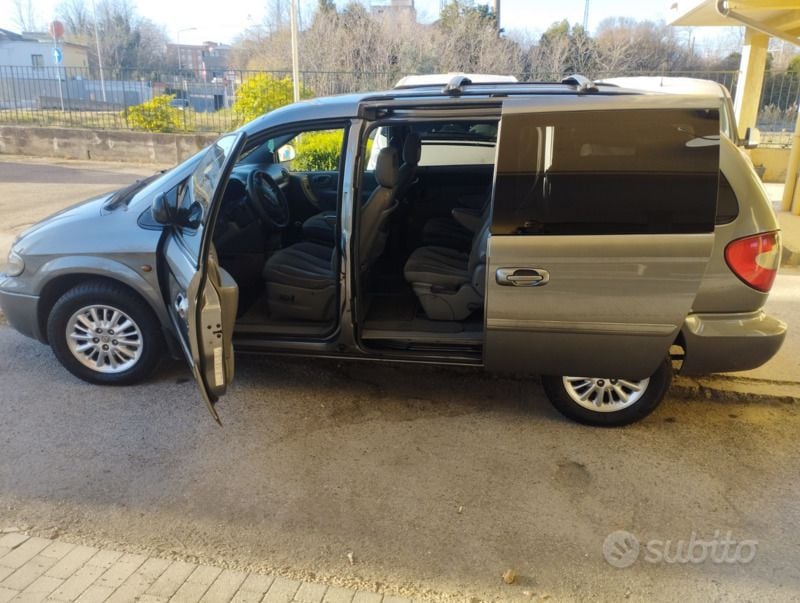 Usata Chrysler Voyager 143 CV (105 kW) 2007 Grigio Monovolume