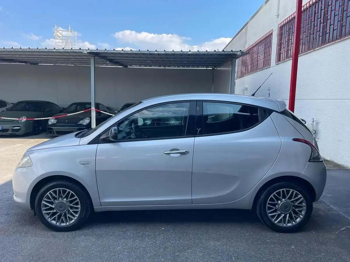 Usata Lancia Ypsilon Gold 95 CV (69 kW) 2012 Argento Utilitaria