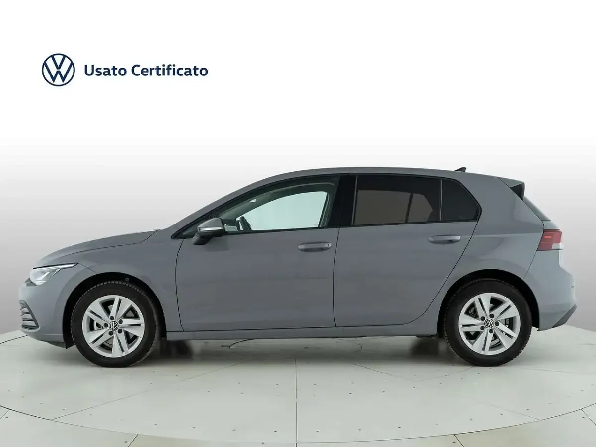 Usata VW Golf VIII Life 131 CV (96 kW) 2023 Grigio Utilitaria