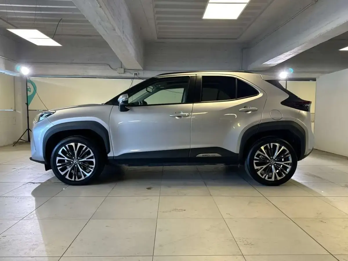 Usata Toyota Yaris Cross Lounge 116 CV (85 kW) 2023 Grigio SUV
