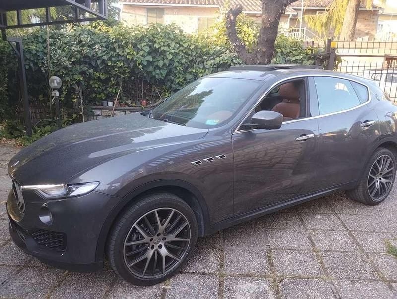 Usata Maserati Levante 349 CV (256 kW) 2021 Grigio SUV