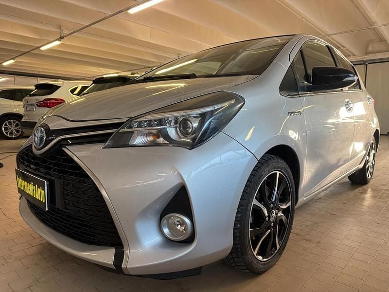 Usata Toyota Yaris Hybrid Style 75 CV (55 kW) 2015 Argento Berlina