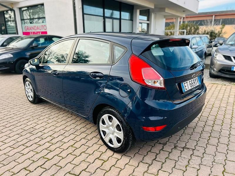 Usata Ford Fiesta 102 CV (75 kW) 2014 Blu Utilitaria