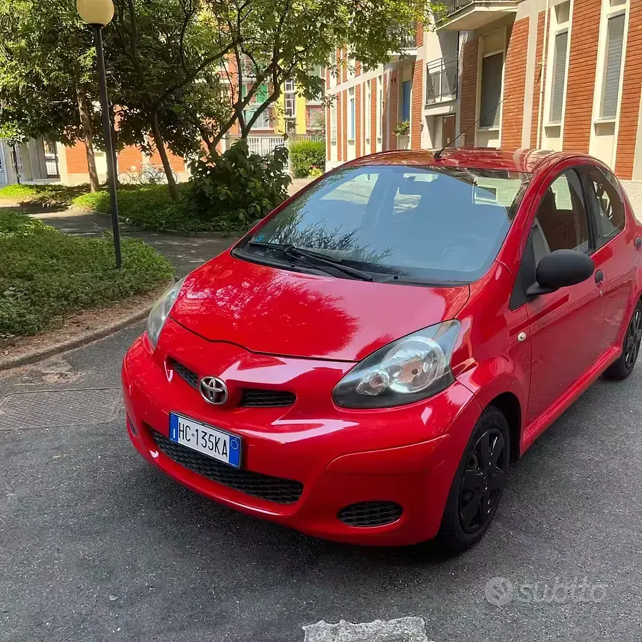 Usata Toyota Aygo 68 CV (50 kW) 2010 Rosso Utilitaria