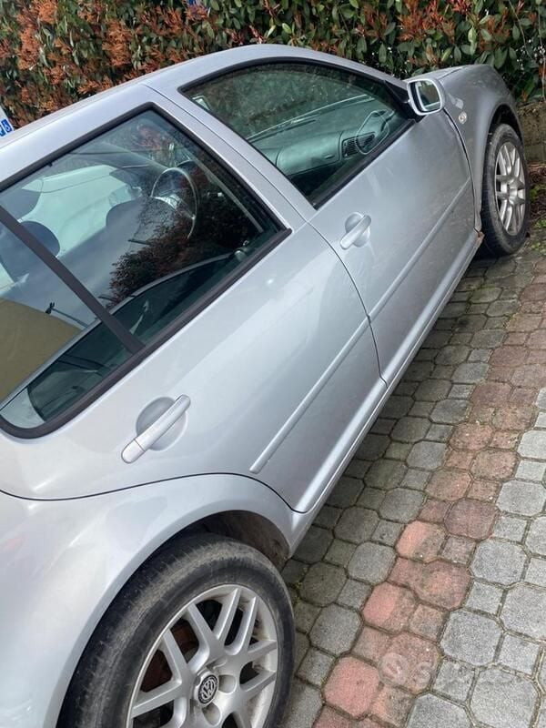 Usata VW Golf IV 110 CV (80 kW) 2002 Grigio Utilitaria