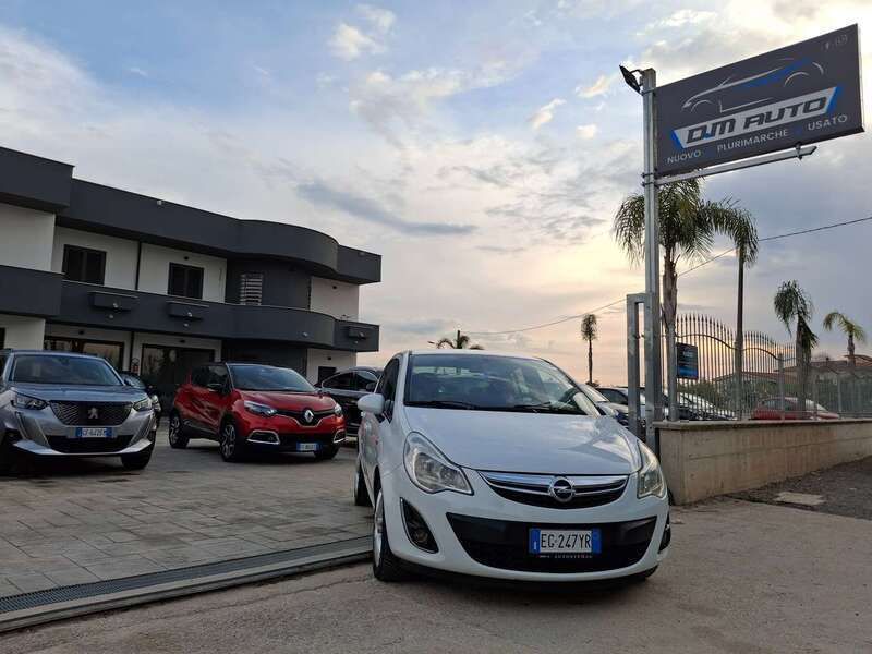 Bianco Usata 2011 Opel Corsa Cosmo Due volumi | 3900 € (Buon prezzo) - Immagine 1/4