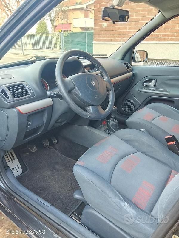 Begagnad Renault Clio II 82 HK (60 kW) 2005 Svart Halvkombi