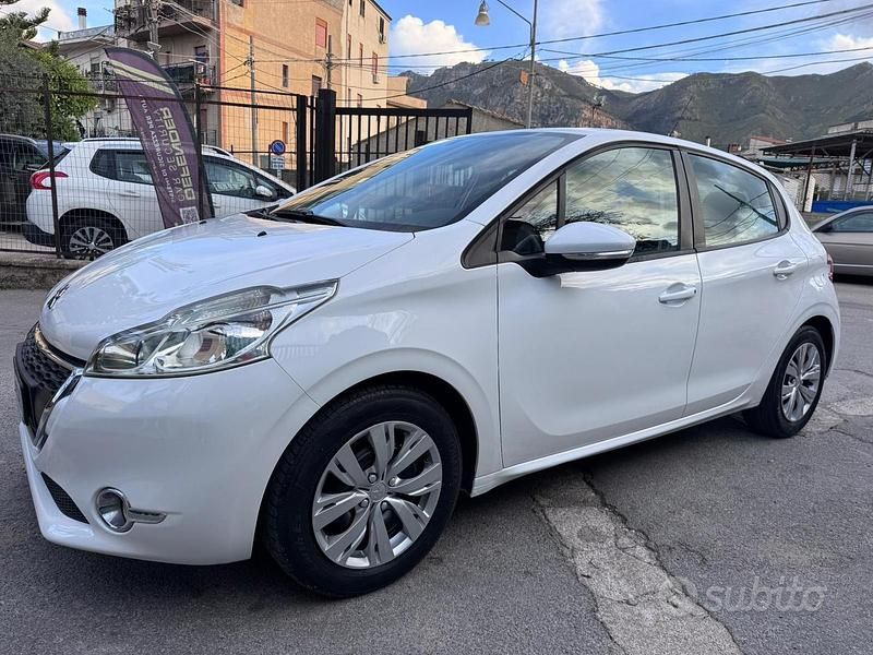 Usata 2014 Peugeot 208 Due volumi | 6850 € (Buon prezzo) - Immagine 1/4