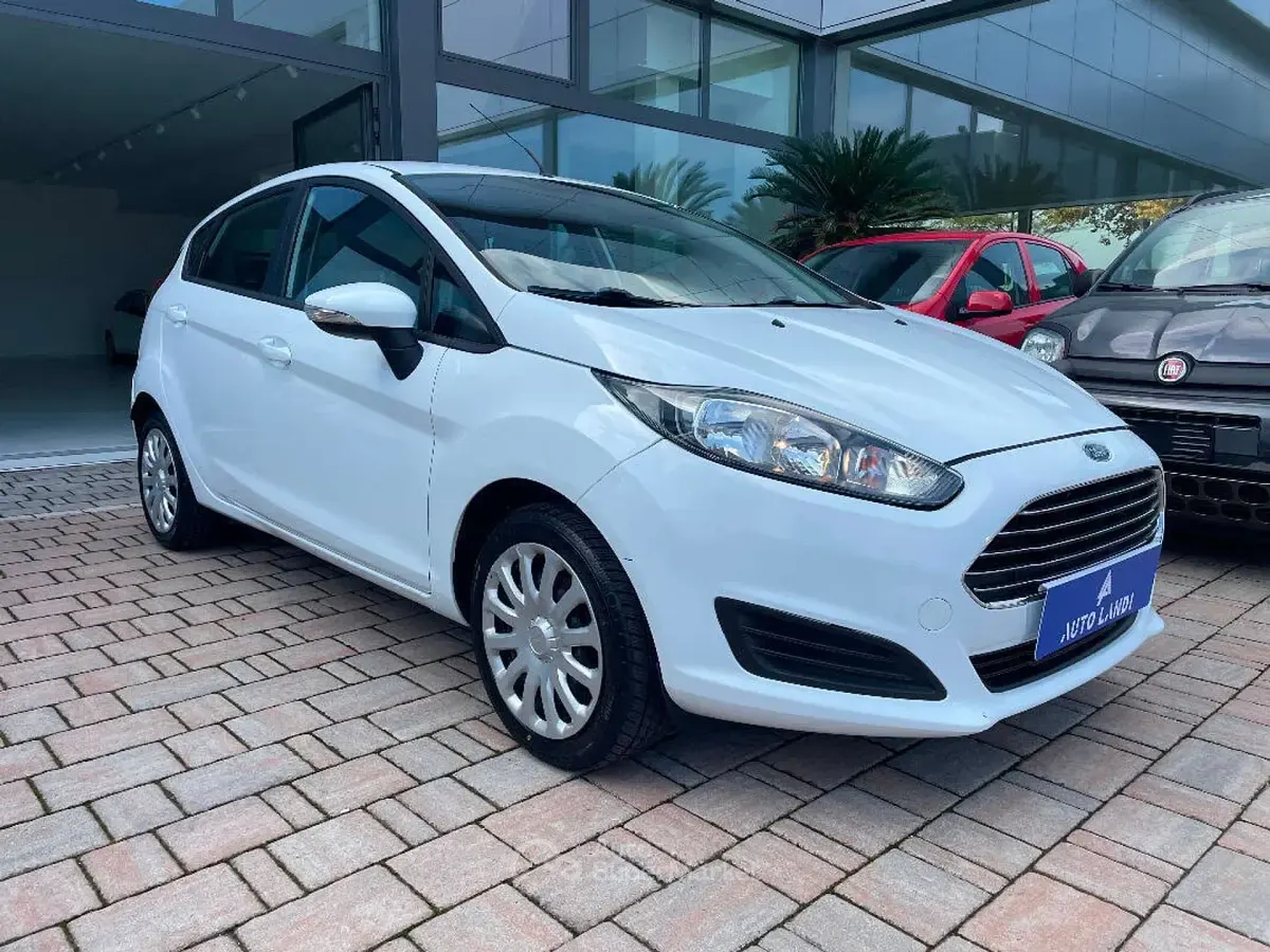 Begagnad Ford Fiesta Trend 75 HK (55 kW) 2015 Vit Van