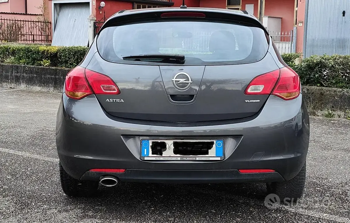 Usata Opel Astra 140 CV (102 kW) 2013 Berlina