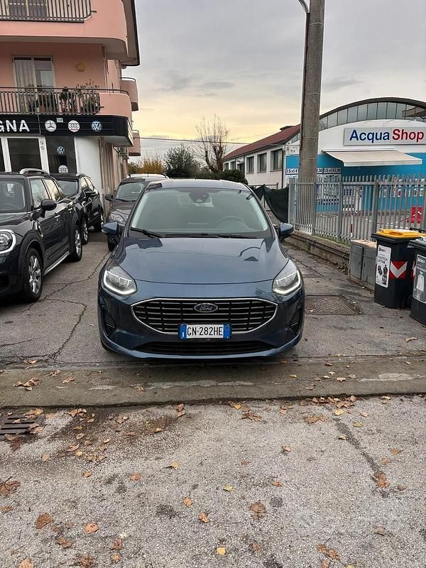 Blu Usata 2023 Ford Fiesta Titanium Tre volumi | 11.990 € (Ottimo prezzo) - Immagine 1/4