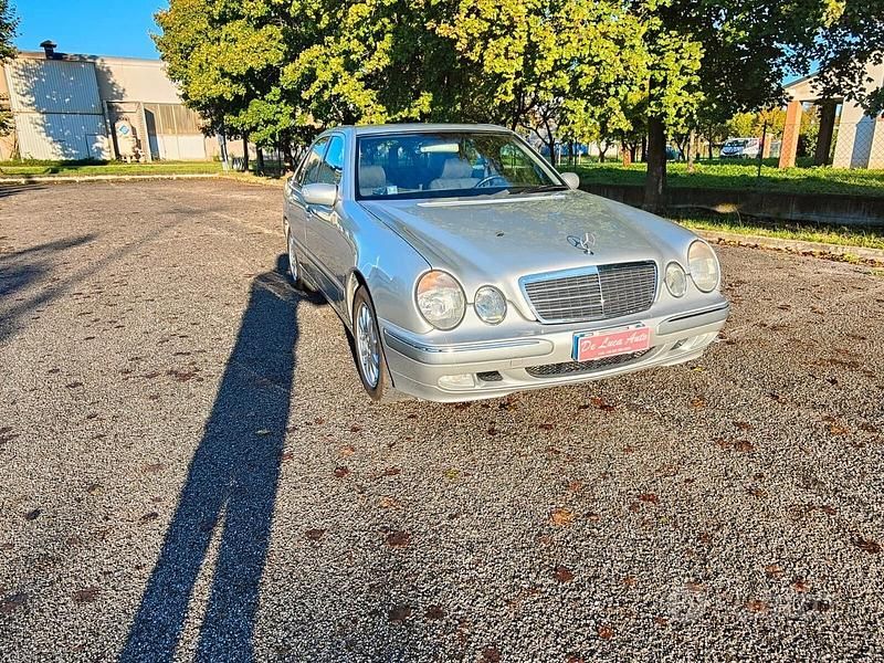 Usata Mercedes E200 Elegance 186 CV (136 kW) 2000 Grigio Berlina