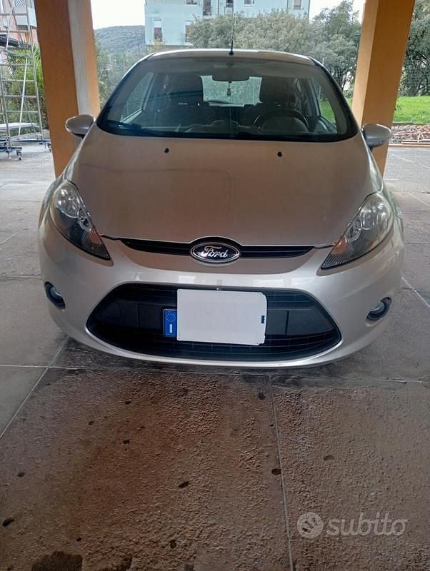 Usata Ford Fiesta 75 CV (55 kW) 2011 Grigio Berlina