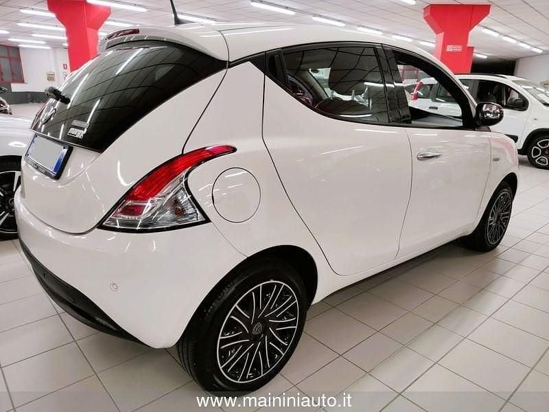 Usata Lancia Ypsilon Gold 69 CV (50 kW) 2022 Bianco Utilitaria