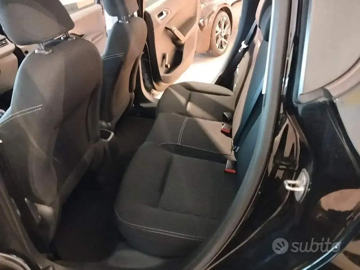 Usata Peugeot 208 Active 102 CV (75 kW) 2019 Nero Utilitaria