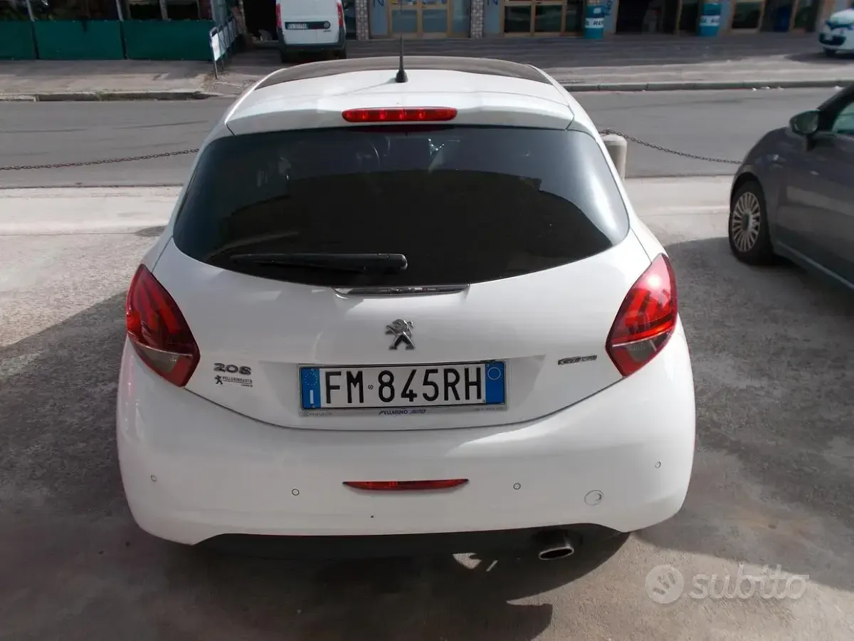 Usata Peugeot 208 GT-line 100 CV (73 kW) 2018 Bianco Utilitaria