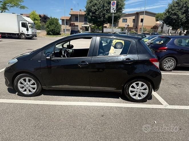 Usata Toyota Yaris 65 CV (47 kW) 2013 Nero Berlina
