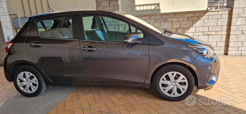 Usata Toyota Yaris 72 CV (52 kW) 2020 Grigio Berlina