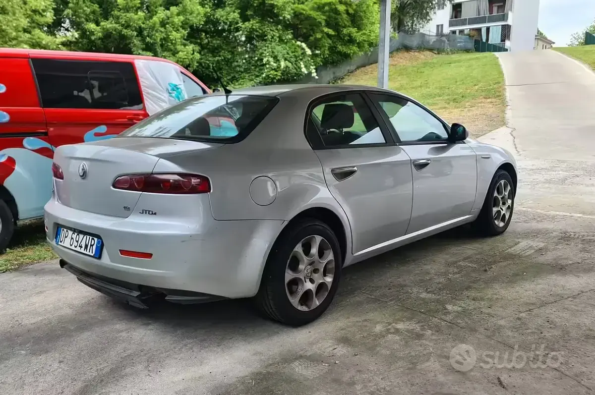 Käytetty Alfa Romeo 159 150 HP (110 kW) 2008 Harmaa Sedan