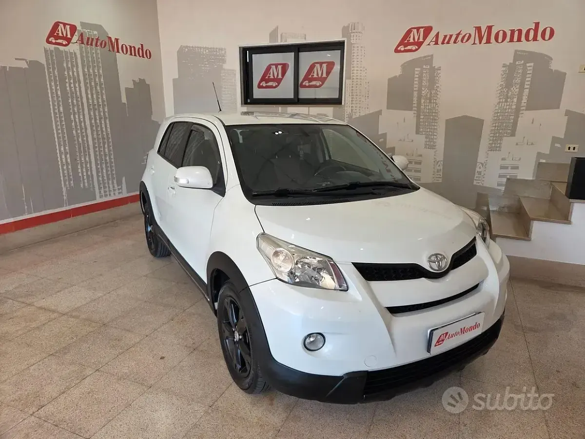 Usata Toyota Urban Cruiser Luxury 90 CV (66 kW) 2011 Bianco Utilitaria