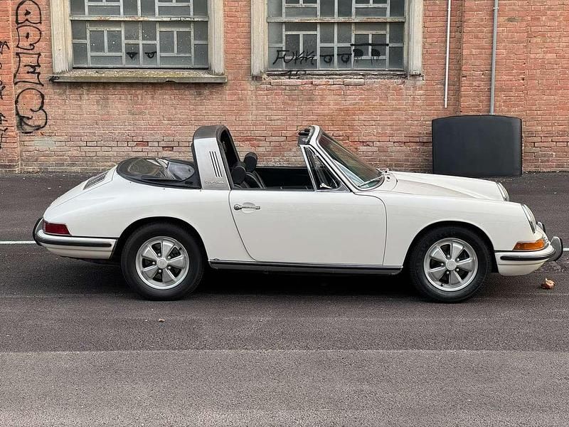 Light ivory Usata 1967 Porsche 911 Cabrio | 144.900 € - Immagine 1/4