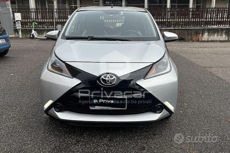 Usata Toyota Aygo X-wave 69 CV (50 kW) 2017 Grigio Utilitaria