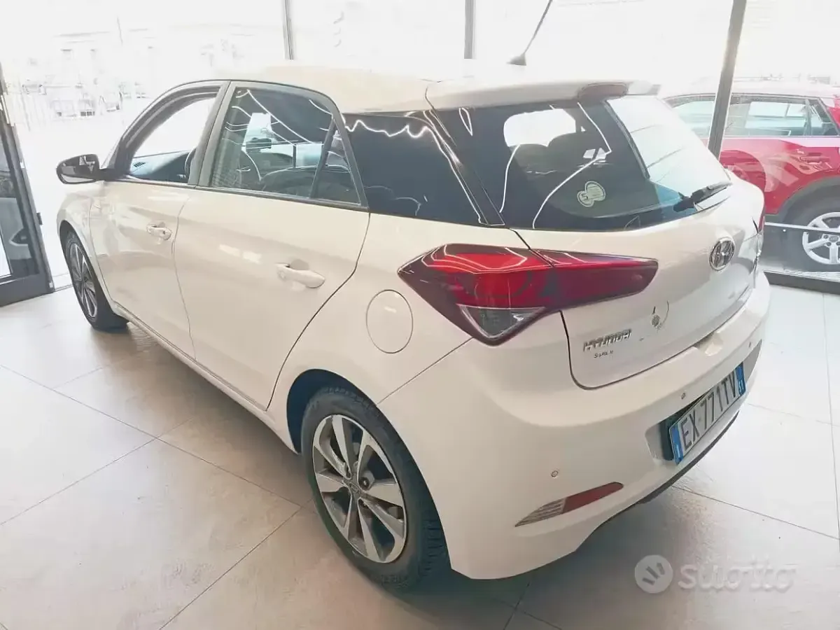 Usata Hyundai i20 Comfort 75 CV (55 kW) 2015 Bianco Berlina