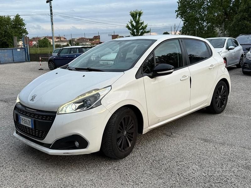 Usata Peugeot 208 Active 81 CV (59 kW) 2018 Bianco Utilitaria