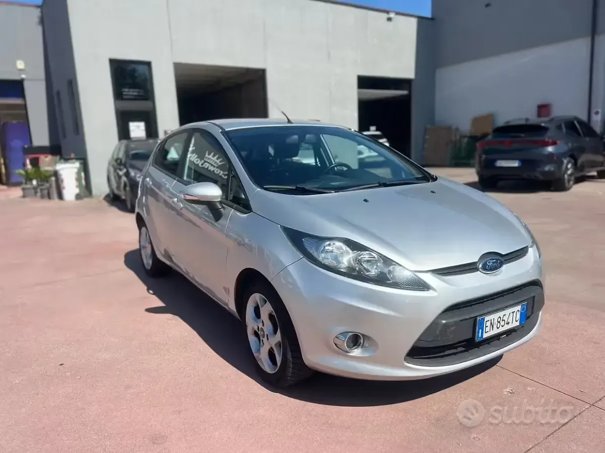Usata Ford Fiesta Titanium 92 CV (67 kW) 2012 Grigio Berlina