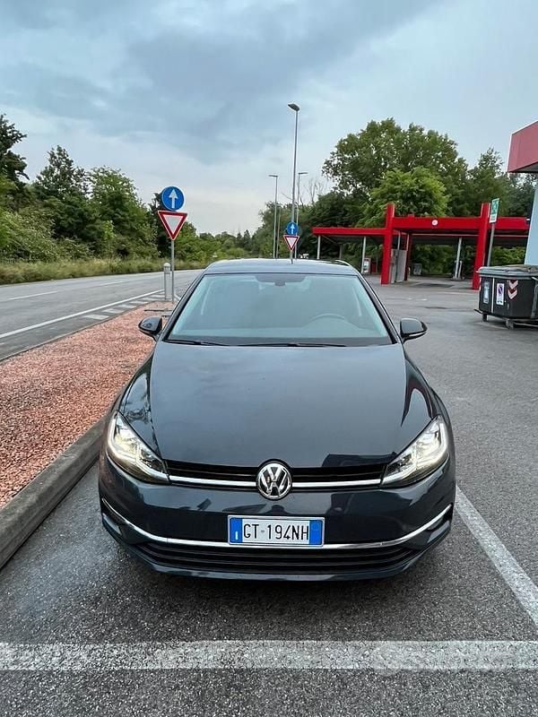 Grigio Usata 2018 VW Golf Highline Tre volumi | 17.500 € (Buon prezzo) - Immagine 1/4