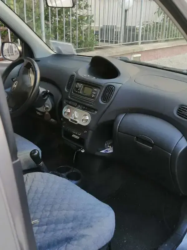 Usata Toyota Yaris Verso Luna 84 CV (61 kW) 2005 Argento Monovolume
