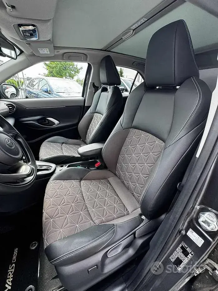 Usata Toyota Yaris Cross Lounge 130 CV (95 kW) 2025 Grigio SUV