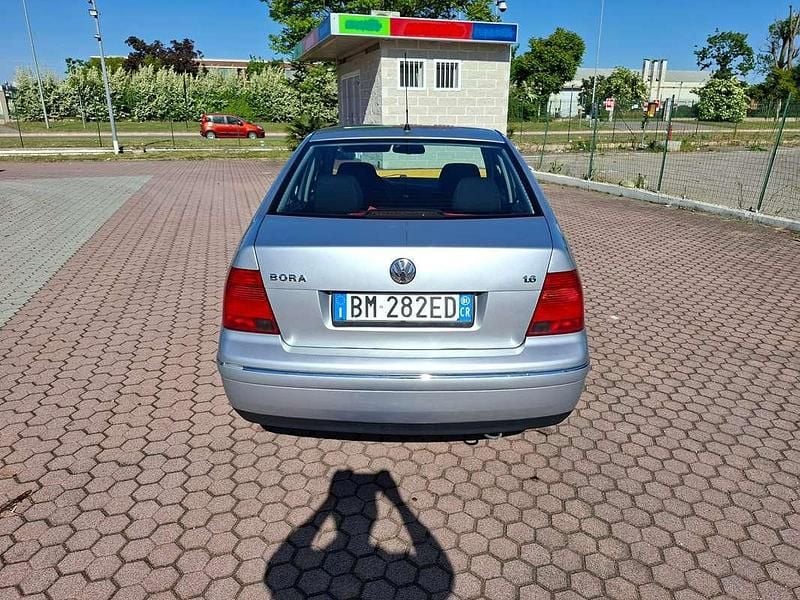 Usado VW Bora Highline 105 CV (77 kW) 2001 Plateado Berlina