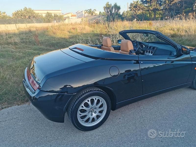 Usata Alfa Romeo Spider 155 CV (114 kW) 1998 Nero Cabrio