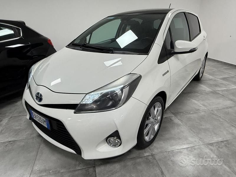 Bianco Usata 2013 Toyota Yaris Hybrid Style Tre volumi | 7690 € (Buon prezzo) - Immagine 1/4