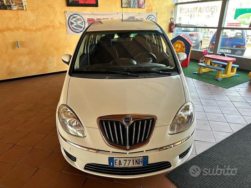 Usata Lancia Musa 77 CV (56 kW) 2011 Bianco Monovolume